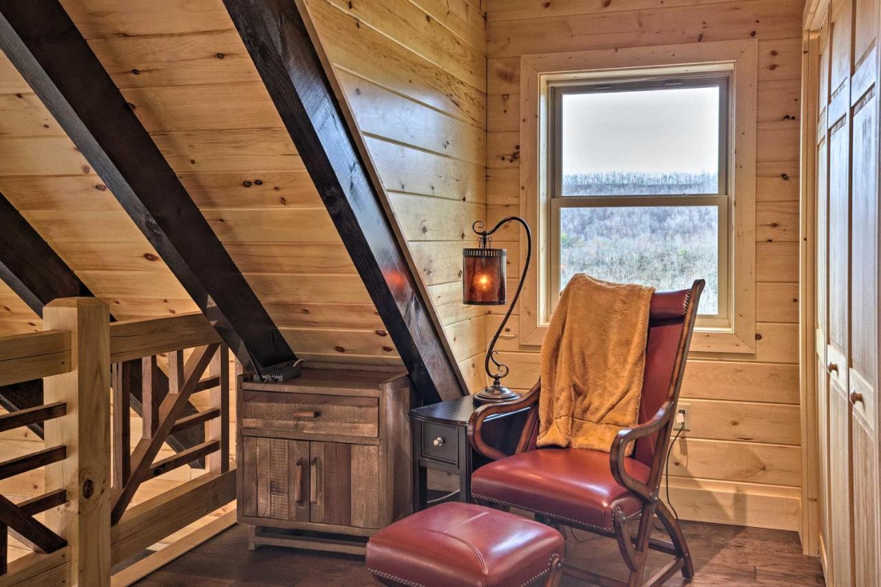 Hilltop On 5 Acres With Hot Tub And Waterfall! Holiday home Bryson City