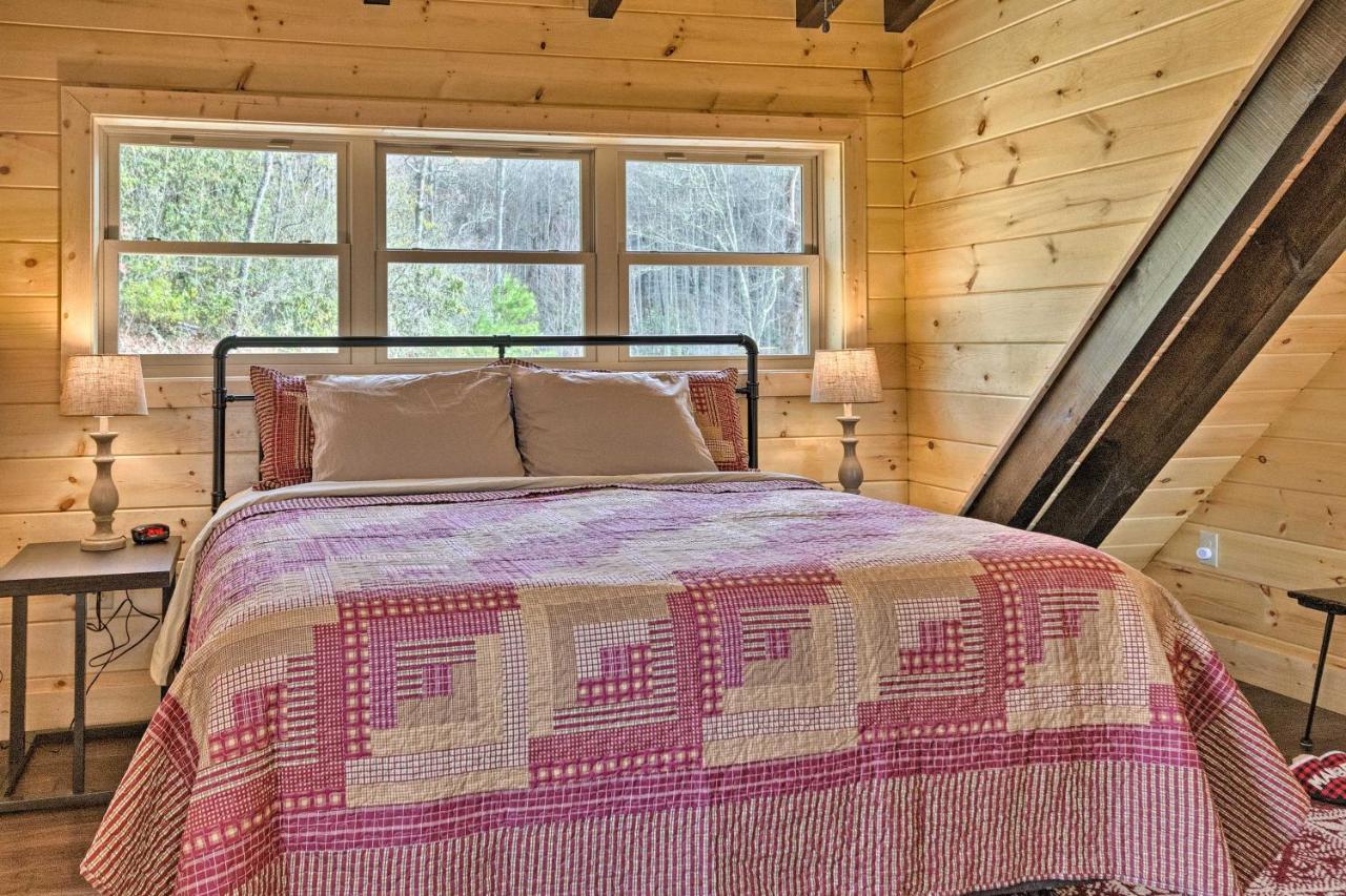 Hilltop On 5 Acres With Hot Tub And Waterfall! Holiday home Bryson City