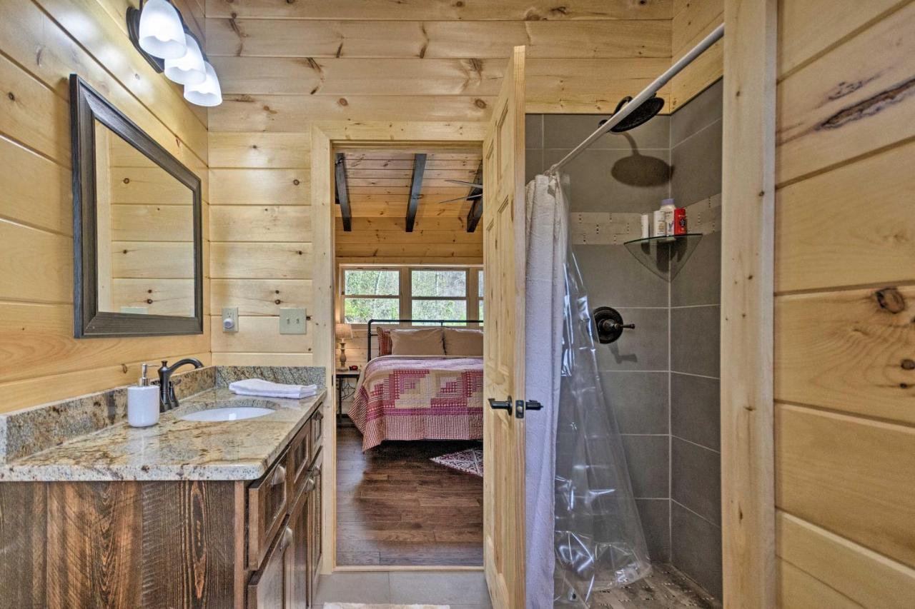 Holiday home Hilltop On 5 Acres With Hot Tub And Waterfall! Bryson City