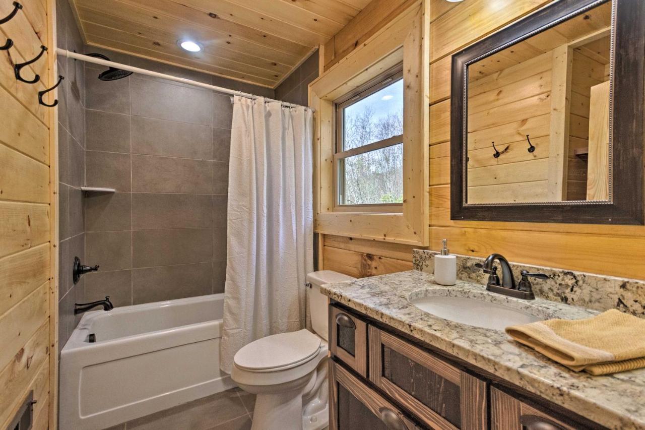 Hilltop On 5 Acres With Hot Tub And Waterfall! Holiday home