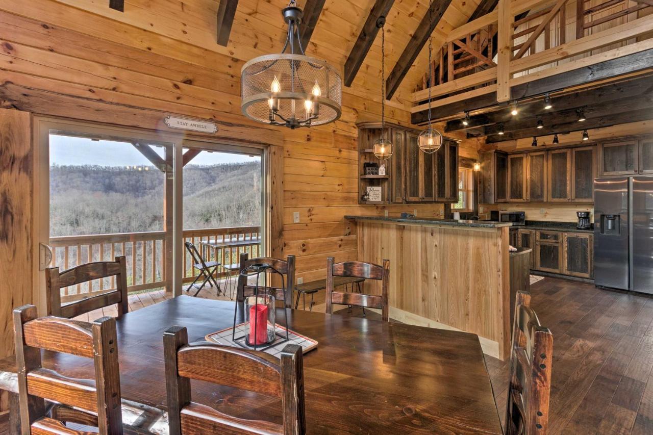 Hilltop On 5 Acres With Hot Tub And Waterfall! Holiday home Bryson City