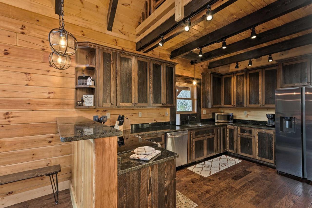 Holiday home Hilltop On 5 Acres With Hot Tub And Waterfall!
