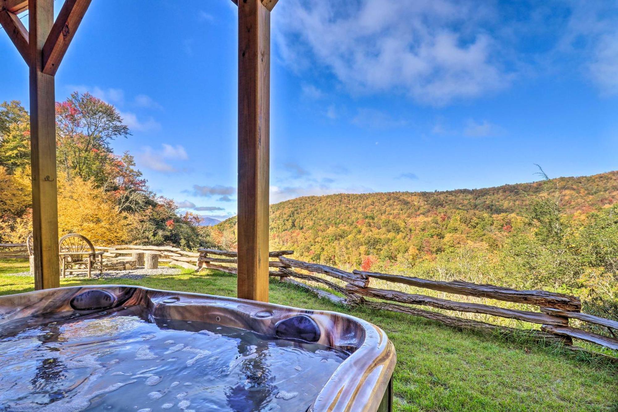 Hilltop On 5 Acres With Hot Tub And Waterfall!